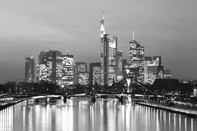 Frankfurter Hochhäuser am Abend, davor der Main mit Brücke, schwarz-weiß
